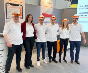 Team von Open Experience mit DIGIBAU Helmen auf BAU Messe München vom 17.-20. April 2023